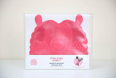 Sing Sing Rabbit bathing brush mat ( blue / pink )